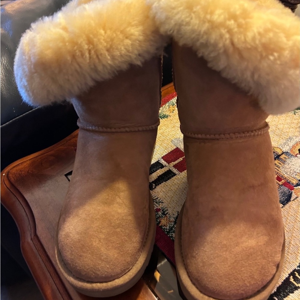 UGG Boots: Bailey Button II Size-7